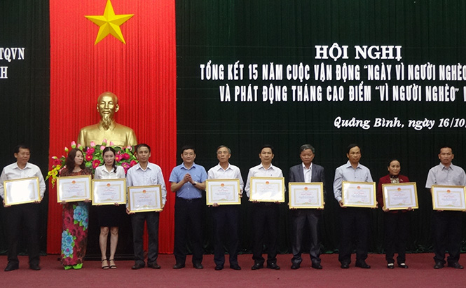 Ông Lê Trọng Huấn (người ngoài cùng bên trái) là một trong những cá nhân tiêu biểu nhận được bằng khen của Chủ tịch UBND tỉnh vì đã có những đóng góp trong việc thực hiện cuộc vận động “Ngày vì người nghèo” giai đoạn 2000-2015.