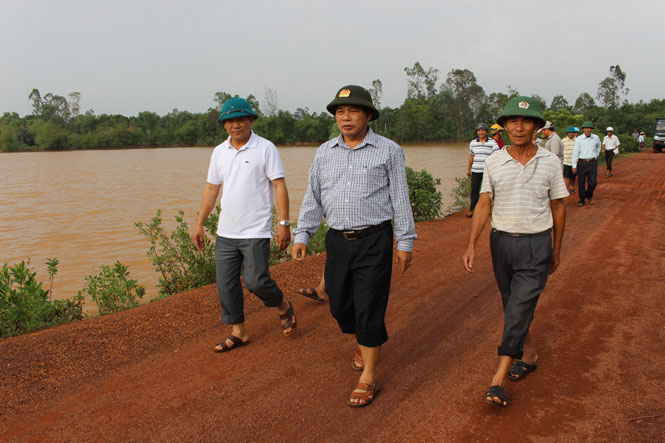 Lãnh đạo huyện Lệ Thủy kiểm tra các tuyến đê bị xói lở do mưa lũ.