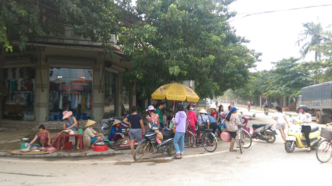 Một số khu dân cư, người dân đã bắt đầu họp chợ trở lại.