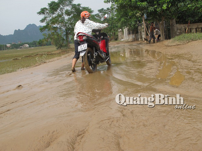 Sáng 17-10, nhiều tuyến đường liên thôn trên địa bàn Quảng Trạch vẫn ngập trong bùn
