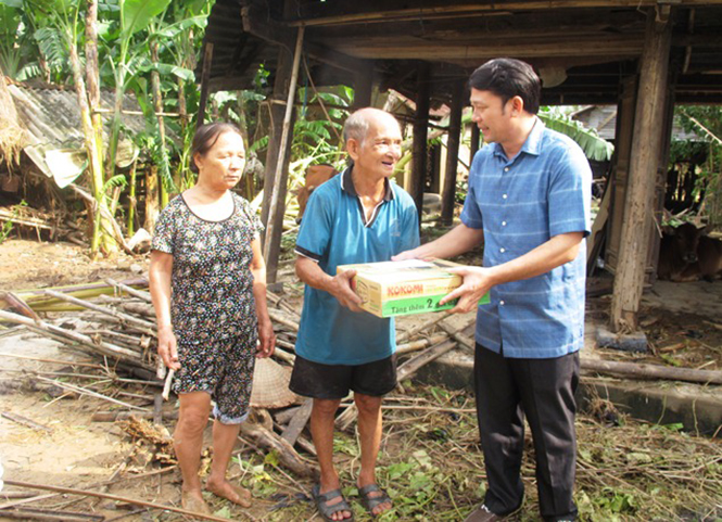 Lãnh đạo huyện Quảng Trạch thăm hỏi, động viên các hộ gia đình có nhà bị sập do mưa lũ.