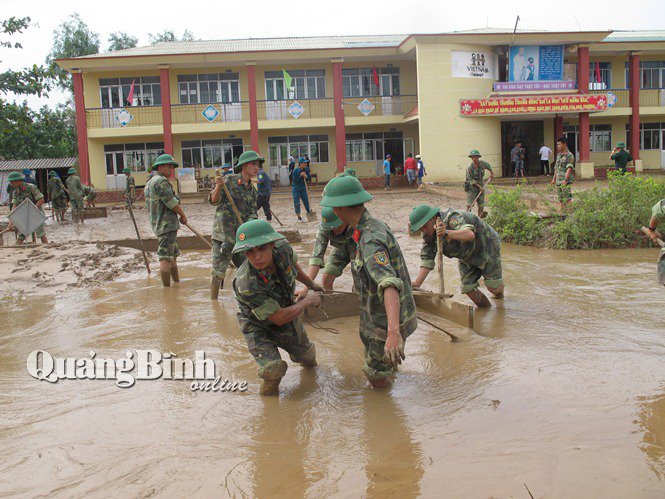 Hơn 150 chiến sĩ sư đoàn 968 giúp dân khắc phục hậu quả mưa lũ