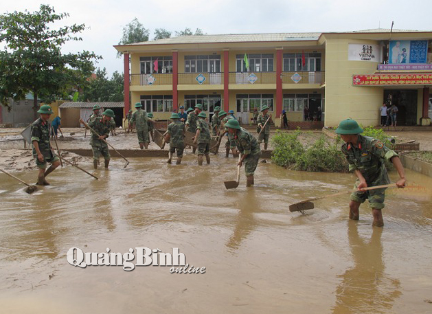Hơn 150 chiến sĩ sư đoàn 968 giúp dân khắc phục hậu quả mưa lũ