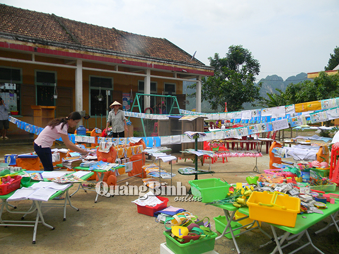  Sáng 17-10, tranh thủ thời tiết nắng ráo, các trường học ở xã Mai Hoá đưa tài liệu, vật dụng bị ngâm lũ ra phơi.