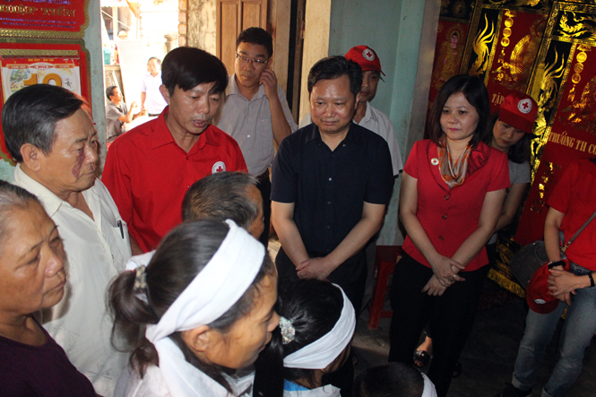 Bà Trần Thị Hồng An và Phó Chủ tịch UBND tỉnh Nguyễn Tiến Hoàng thăm gia đình có hai người chết ở phường Quảng Thuận.