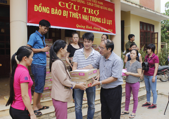  Đồng chí Nguyễn Văn Ngàng, Phó Chủ tịch Tổng Liên đoàn lao động Việt Nam động viên và trao quà cho bà con xã Tân Hóa, Minh Hóa