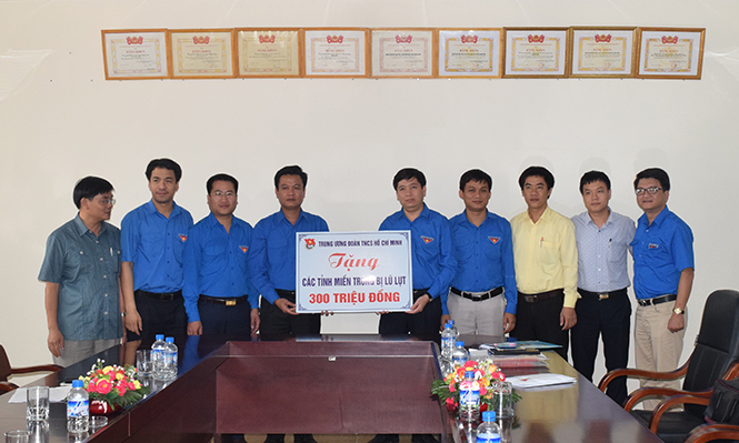 Đồng chí Nguyễn Long Hải, Bí thư Trung ương Đoàn trao tiền hỗ trợ các tỉnh miền Trung khắc phục hậu quả lũ lụt.