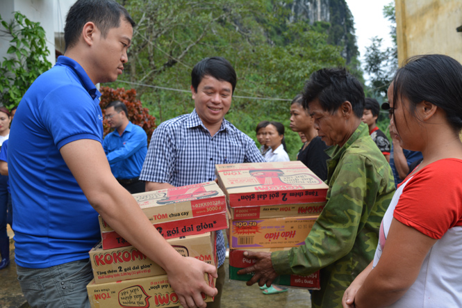 Ban Nội chính Tỉnh ủy phối hợp với Thành đoàn Hà Nội tặng quà cho bàn con xã Lâm Hóa 