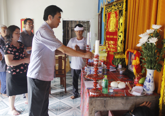 Đồng chí Nguyễn Lương Bình, Tỉnh ủy viên, Chủ tịch Liên đoàn Lao động tỉnh thắp hương chia buồn với cho gia đình cháu Lê Thị Thanh Tâm. 