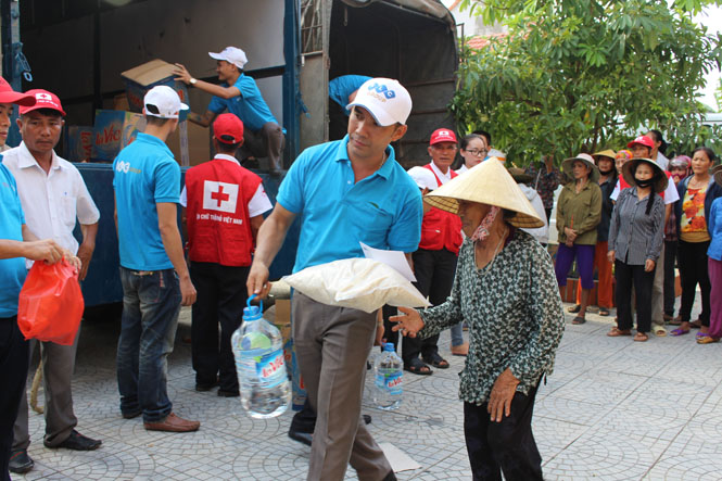 Cán bộ, nhân viên Công ty Cổ phần Tập đoàn FLC trao quà cứu trợ cho người dân vùng lũ xã Hồng Thủy (Lệ Thủy).