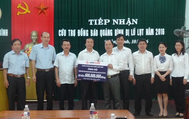 Ngân hàng Bưu điện Liên Việt hỗ trợ 600 triệu đồng giúp bà con vùng lũ khắc phục khó khăn, thiệt hại.