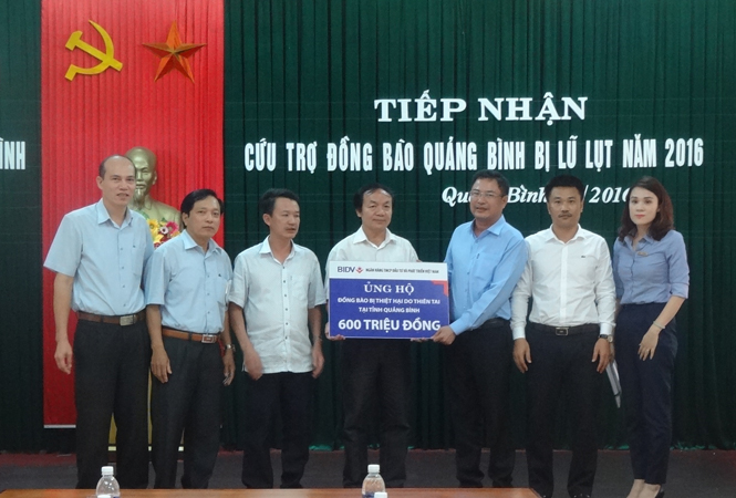 Đại diện Uỷ ban MTTQVN tỉnh tiếp nhận cứu trợ từ BIDV