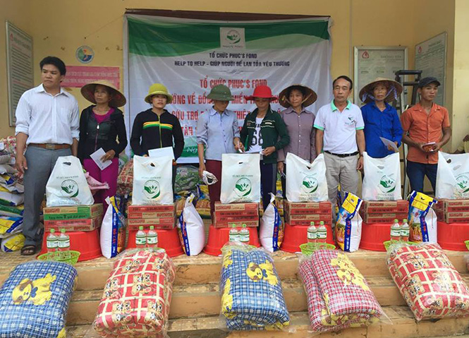 Đại diện quỹ tấm lòng nhân ái, Phuc's Fond trao quà cho người dân xã Tân Hóa.