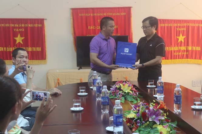 Công ty TNHH thương mại và dịch vụ Sao Việt thông qua Báo Quảng Bình trao gửi 19 suất quà cho các nạn nhân còn lại bị thiệt hại do mưa lũ