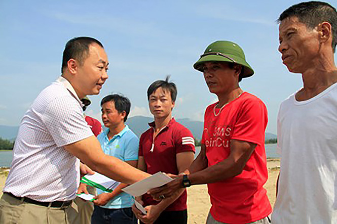 Ông Ngô Tuấn Toàn, đại diện lãnh đạo Cty Cổ phần Tập đoàn Phúc Sơn trao quà cho ngư dân bị hư hại tàu cá.