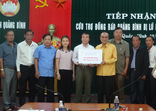  Hội người Việt Nam tỉnh Khăm Muộn, Lào hỗ trợ hơn 103 triệu đồng và 106 thùng mì tôm cho bà con vùng lũ Quảng Bình