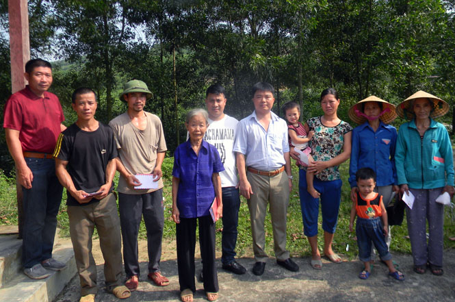 Công Ty TNHH Sản Xuất Và Dịch Vụ Đại Phú trao tiền hỗ trợ lũ quét tại xã Ngư Hoá