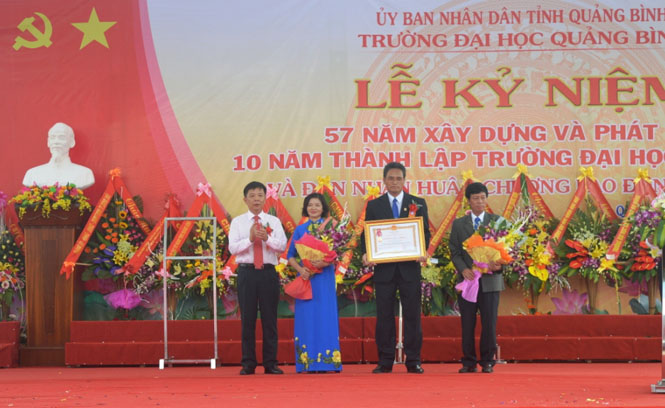 Đồng chí Nguyễn Hữu Hoài, Phó bí thư Tỉnh uỷ, Chủ tịch UBND tỉnh trao Huân chương lao động hạng Ba cho Trường Đại học Quảng Bình.
