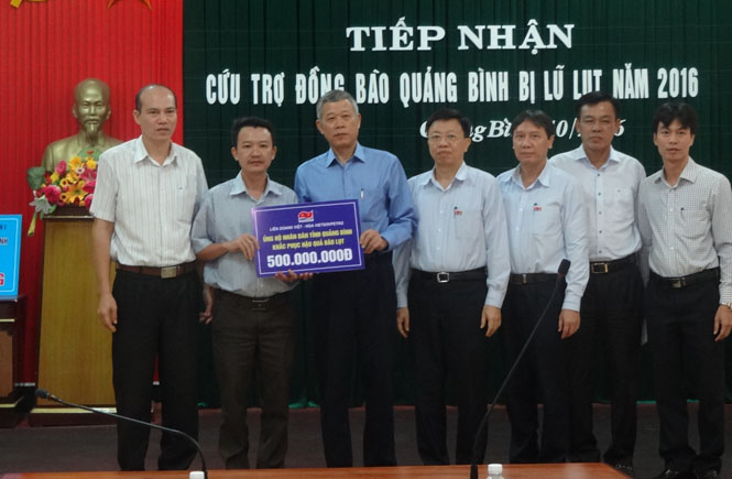 Đại diện Ban Cứu trợ tỉnh tiếp nhận hỗ trợ từ đoàn Liên doanh Việt-Nga Vietsovpetro