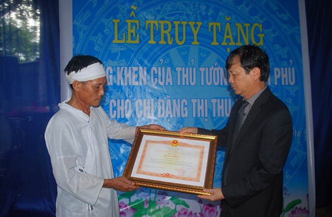 Ông Nguyễn Trọng Đàm, Thứ trưởng Bộ LĐ-TB & XH trao bằng khen của Thủ tướng Chính phủ cho đại diện gia đình chị Đặng Thị Thu Hương.                                    