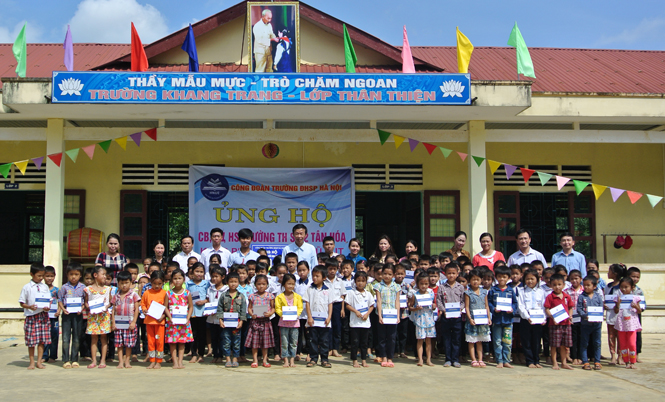 Học sinh Trường tiểu học số 2 Tân Hóa nhận quà hỗ trợ của Trường đại học Sư phạm Hà Nội.