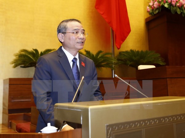 Bộ trưởng Bộ giao thông vận tải Trương Quang Nghĩa trình bày Tờ trình dự án Luật đường sắt (sửa đổi). (Ảnh: An Đăng/TTXVN)