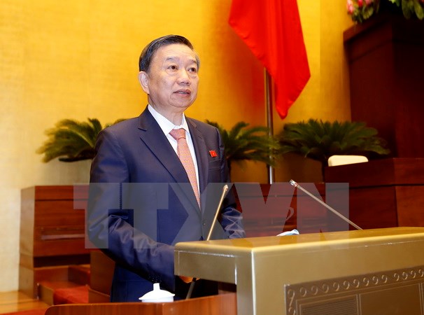 Bộ trưởng Bộ Công an Tô Lâm trình bày Tờ trình dự án Luật cảnh vệ. (Ảnh: An Đăng/TTXVN)