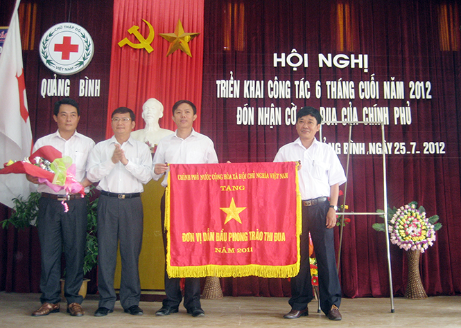 Hội Chữ thập đỏ tỉnh Quảng Bình đón nhận Cờ thi đua của Chính phủ.