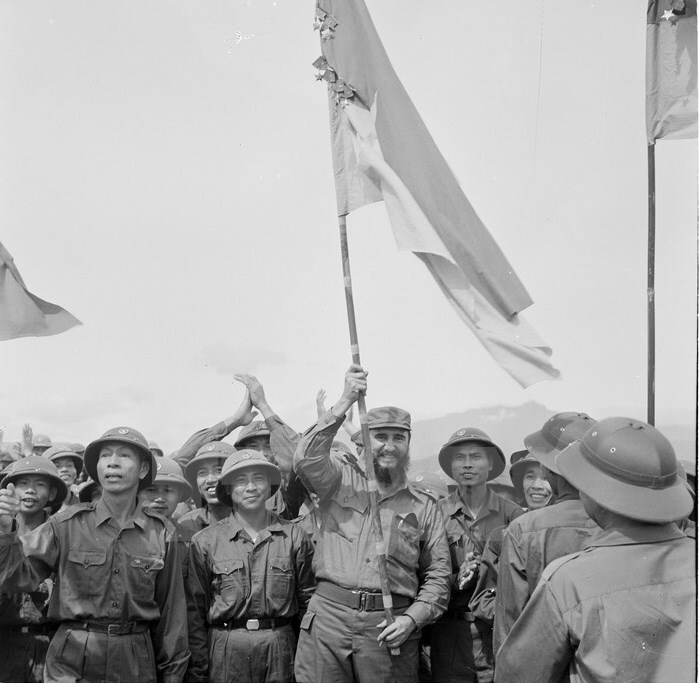 Lãnh tụ Cuba Fidel Castro phất cao Lá cờ Bách chiến, Bách thắng lấp lánh Huân chương của đoàn Khe Sanh, Quân giải phóng Trị Thiên- Huế. (Ảnh: TTXVN)