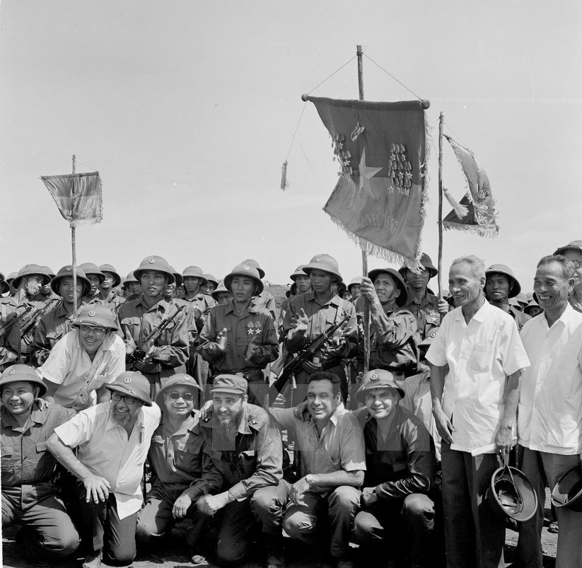 Thủ tướng Cuba Fidel Castro cùng Thủ tướng Phạm Văn Đồng và các chiến sĩ đoàn Khe Sanh, Quân giải phóng Trị Thiên- Huế. (Ảnh: TTXVN)