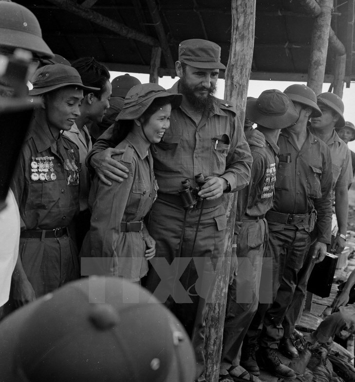 Ông Fidel Castro và nữ anh hùng Quân giải phóng miền Nam Việt Nam Tạ Thị Kiều thăm một căn cứ trong vùng giải phóng Quảng Trị . Ảnh: TTXVN