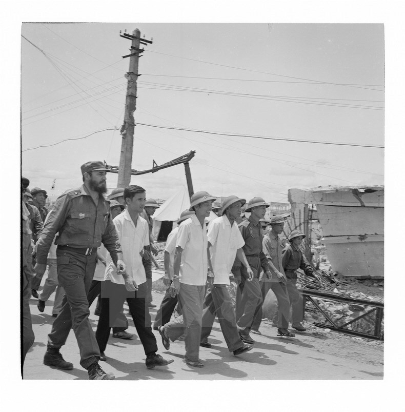 Nhà cách mạng Cuba Fidel Castro thăm thị trấn Đông Hà bị chiến tranh phá hủy, đang được xây dựng lại. (Ảnh: TTXVN)