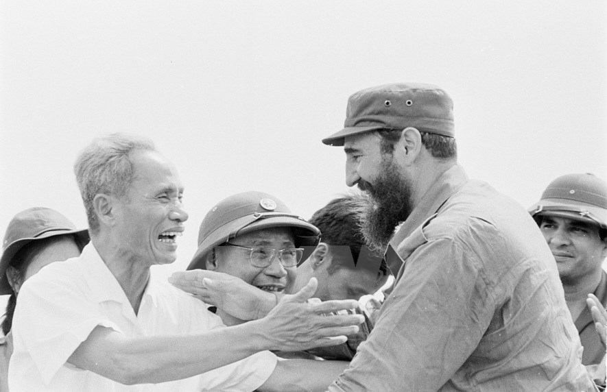 Đồng chí Fidel Castro và Thủ tướng Phạm Văn Đồng tại cuộc míttinh của nhân dân Quảng Trị chào mừng Đoàn đại biểu Đảng và Chính phủ Cuba. (Ảnh: TTXVN)