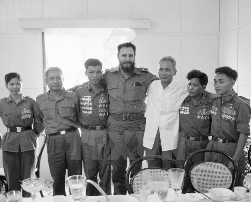 Đồng chí Fidel Castro và Thủ tướng Phạm Văn Đồng với các anh hùng quân giải phóng miền Nam tại Quảng Trị. (Ảnh: TTXVN)