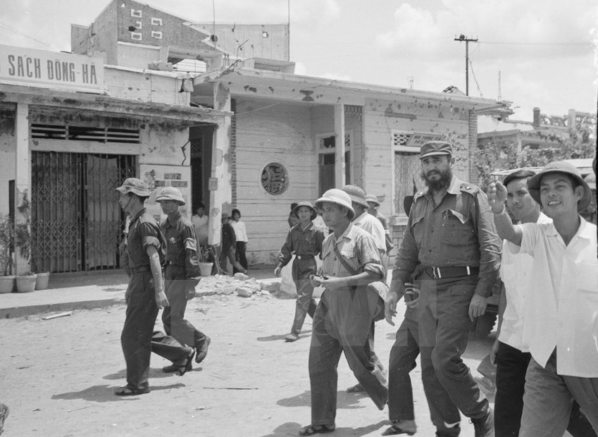 Đồng chí Fidel Castro thăm thị trấn Đông Hà bị chiến tranh phá hủy đang được xây dựng lại. (Ảnh: TTXVN)