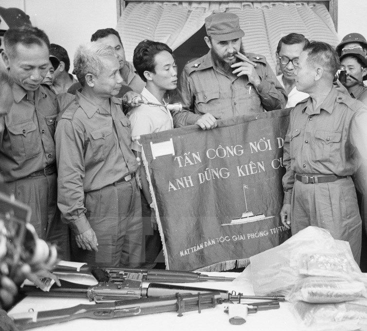 Đồng chí Fidel Castro với đại diện Ủy ban Nhân dân Cách mạng tỉnh Quảng Trị và cán bộ, chiến sĩ Quân Giải phóng Trị Thiên-Huế. (Ảnh: TTXVN)