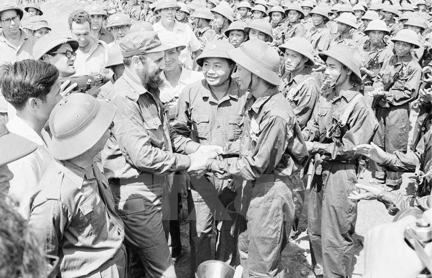 Thủ tướng Fidel Castro gặp gỡ các chiến sĩ trong đoàn Khe Sanh Quân giải phóng Trị Thiên-Huế. (Ảnh: TTXVN)