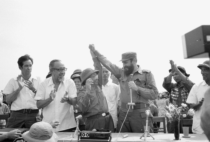 Nhà cách mạng Cuba Fidel Castro và ông Trân Nam Trung, Phó Chủ tịch đoàn Chủ tịch Ủy ban Trung ương MTDTGP miền Nam Việt Nam, Bộ trưởng Bộ Quốc phòng Chính phủ Cách mạng lâm thời Cộng hòa miền Nam Việt Nam tại cuộc mít tinh của nhân dân Quảng Trị chào mừng đoàn đại biểu Cuba do đồng chí Fidel Castro dẫn đầu tới thăm vùng giải phóng. (Ảnh: TTXVN)