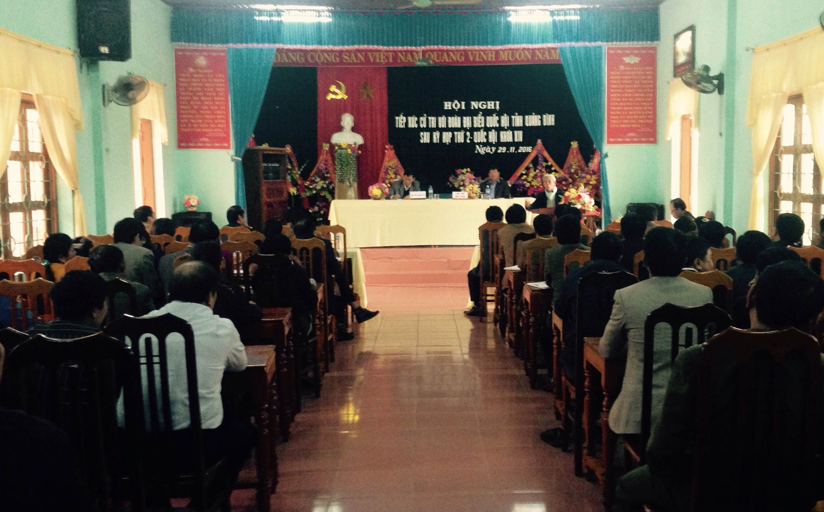 Đại biểu Quốc hội Nguyễn Ngọc Phương tiếp xúc với cử tri huyện Lệ Thủy tại xã Dương Thủy.