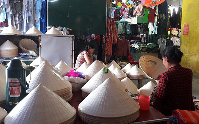 Thương hiệu hàng Việt từ các sản phẩm của các làng nghề truyền thống trong vùng hội tụ tại đây là một trong những nét đặc trưng của chợ Ba Đồn.