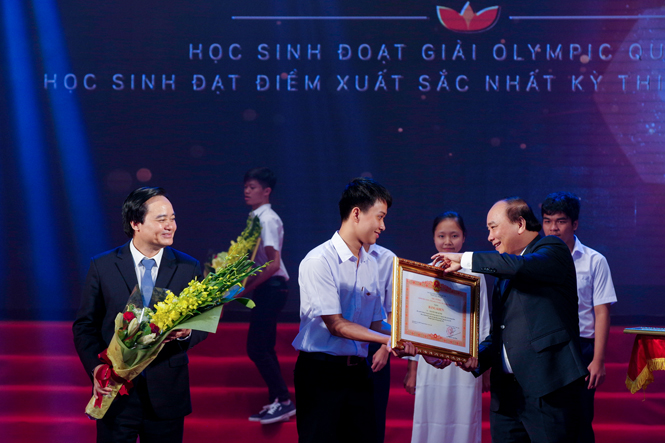 Thủ tướng Chính phủ Nguyễn Xuân Phúc tặng Bằng khen cho em Nguyễn Thế Quỳnh, học sinh Trường THPT Chuyên Võ Nguyên Giáp.
