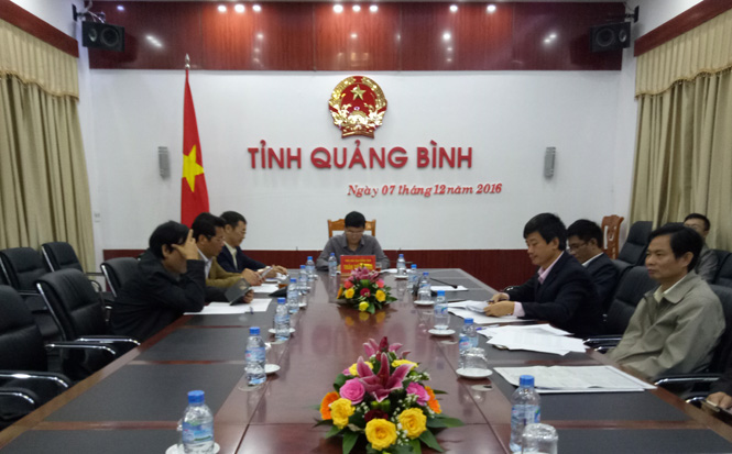 Đồng chí Trần Tiến Dũng – Tỉnh ủy viên, Phó Chủ tịch UBND tỉnh chủ trì tại điểm đầu cầu tỉnh Quảng Bình