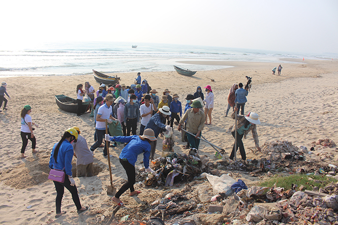 Nhân dân các xã biển Bố Trạch xử lý môi trường biển sau sự cố Formosa.