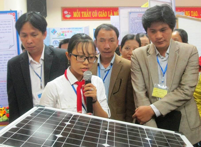 Em Lê Dương Hoài Linh thuyết minh dự án “Thiết bị đa năng hỗ trợ các hoạt động trong nhà trường”.