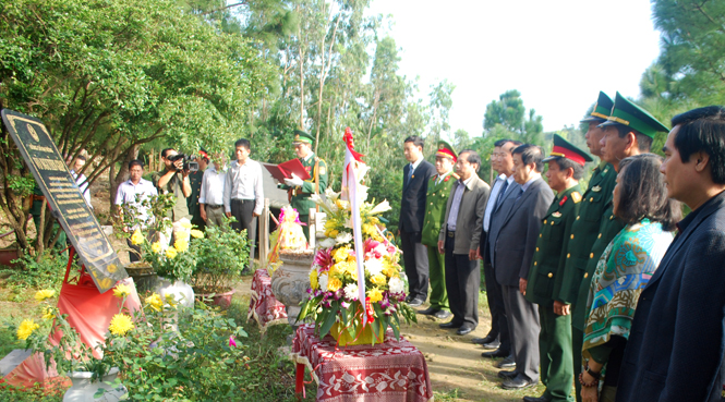 Các đồng chí lãnh đạo tỉnh và các đại biểu kính cẩn tưởng niệm Đại tướng Võ Nguyên Giáp.
