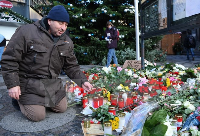 Thắp nến và đặt hoa tưởng niệm các nạn nhân vụ tấn công tại chợ Giáng sinh Breitscheidplatz ngày 21-12. (Nguồn: EPA/TTXVN)