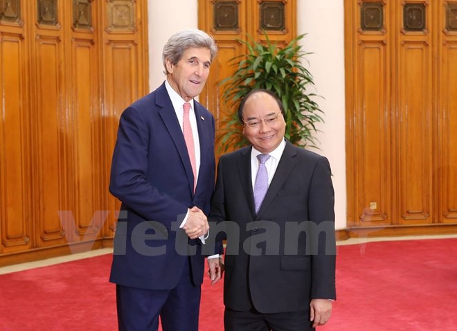 John Kerry chào xã giao Thủ tướng Nguyễn Xuân Phúc. (Ảnh: Minh Sơn/Vietnam+)