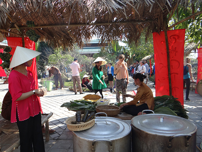 Hội chợ “Xuân về mang thương nhớ” tại Trung tâm Du lịch Phong Nha-Kẻ Bàng năm 2016 thu hút sự tham gia của nhiều du khách.