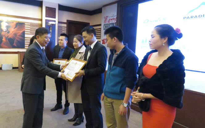  Đồng chí Nguyễn Hữu Hoài, Chủ tịch UBND tỉnh đã trao tặng Bằng khen cho các tập thể có thành tích xuất sắc trong hoạt động du lịch năm 2016.