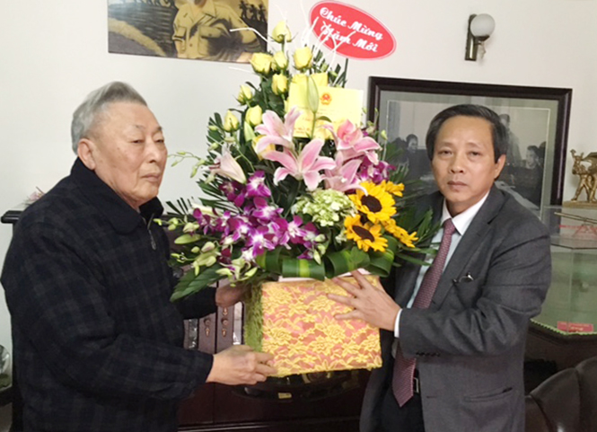 Đồng chí Hoàng Đăng Quang, Ủy viên Trung ương Đảng, Bí thư Tỉnh ủy, Chủ tịch HĐND tỉnh tặng hoa, chúc Tết Trung tướng Đồng Sỹ Nguyên.